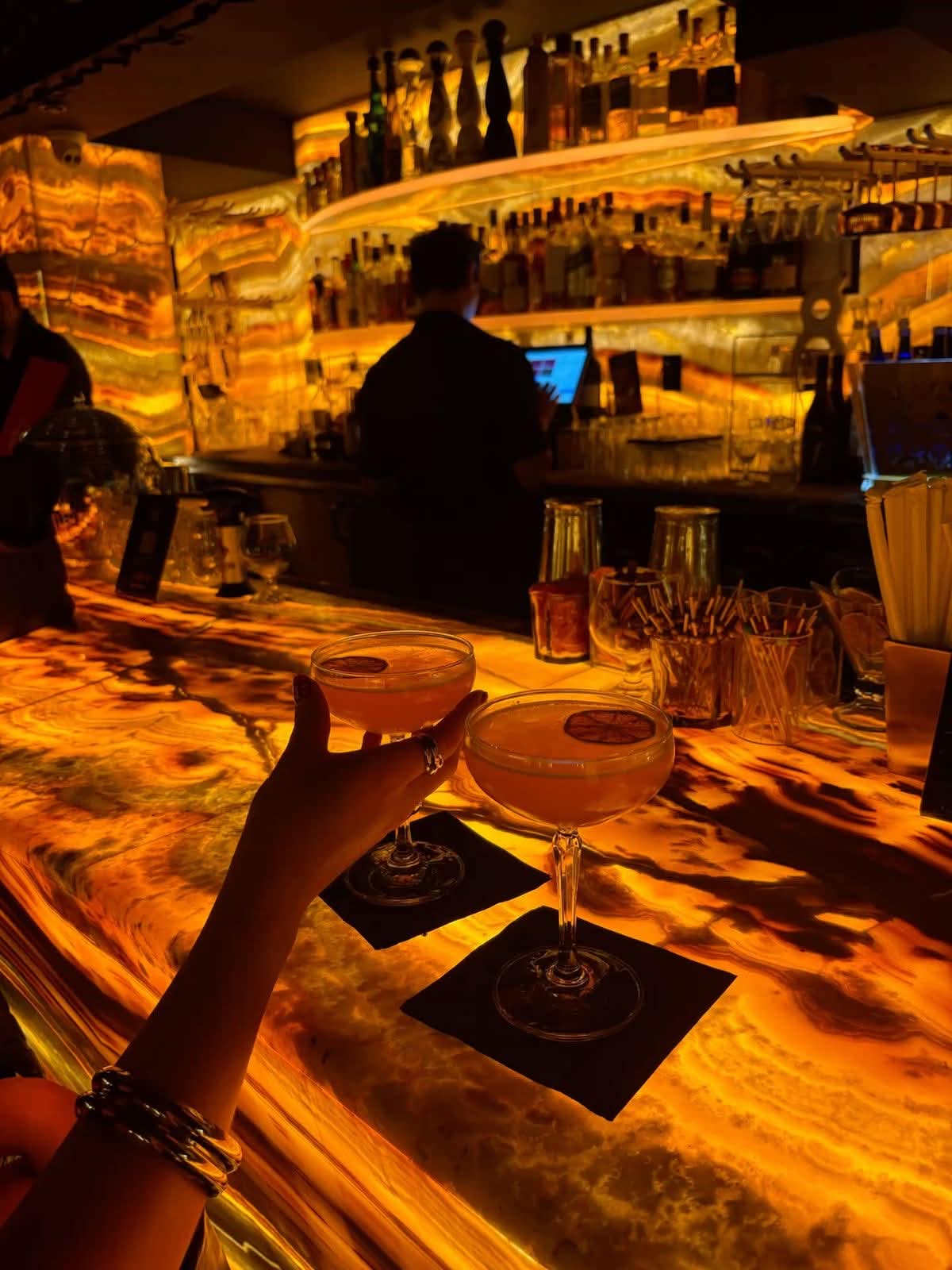 Klimatyczny bar wieczorem
